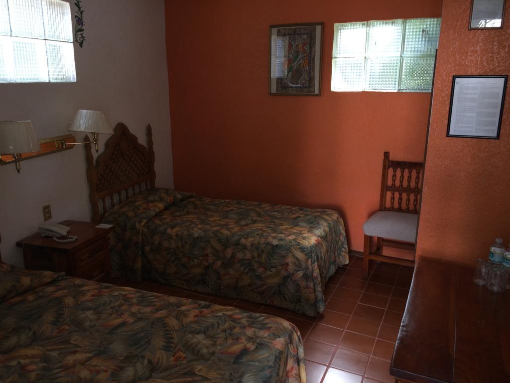 Hotel Bajo El Volcan Куэрнавака Номер фото