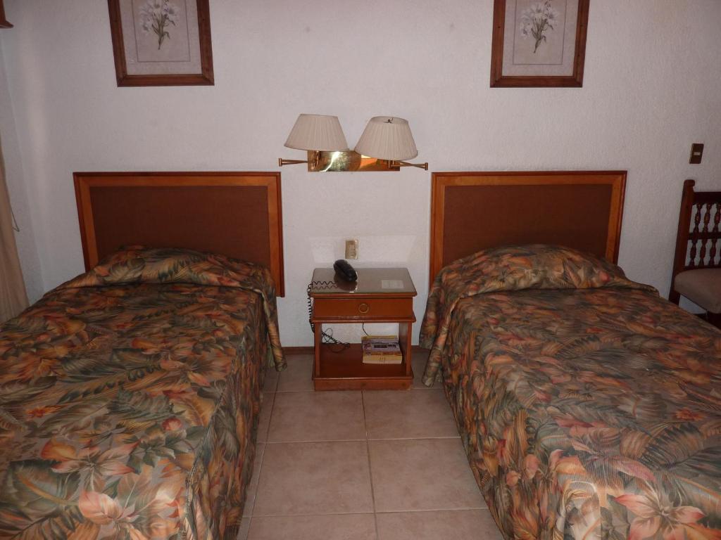 Hotel Bajo El Volcan Куэрнавака Номер фото